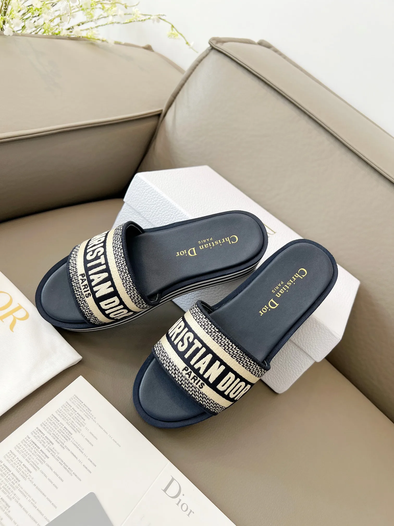 👟👟Ex-factory price 480👟👟 Dior's new spring and summer IVIETA DWAY jelly-colored flat-soled one-slip women's shoes with CD letter logo three-dimensional embroidery thick-soled round toe open-toe slippers. The original version is developed to be the top version on the market. It feels soft and delicate on the feet and is extremely comfortable. Material: Upper imported raffia electric embroidery high-temperature water-soluble cotton technical fabric + water-dyed cowhide foot pad lining + original consistent combination outsole Outsole: original outsole Size: 35-42 (40.41.42 custom-made, non-refundable and non-exchangeable)